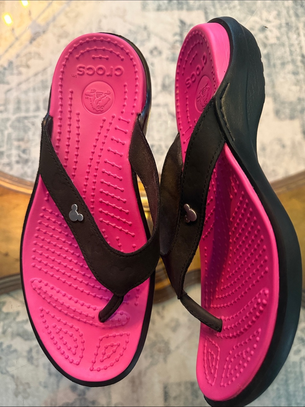 CROCS Disney World Mickey Mouse Women's Hot Pink & Black Thong Sandals Sz 7